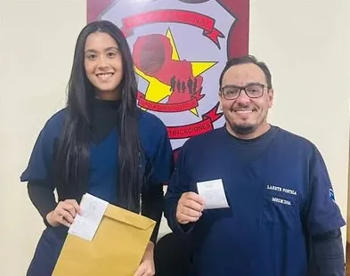 Eduarda e Laerte com a cédula paraguaia