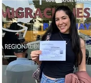 Maria Luiza com seu visto provisório na Migração