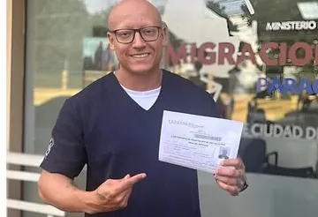 Vitor Saitama com seu visto provisório na Migração